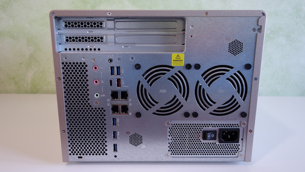 QNAP TS-877 conexiones caracteristicas